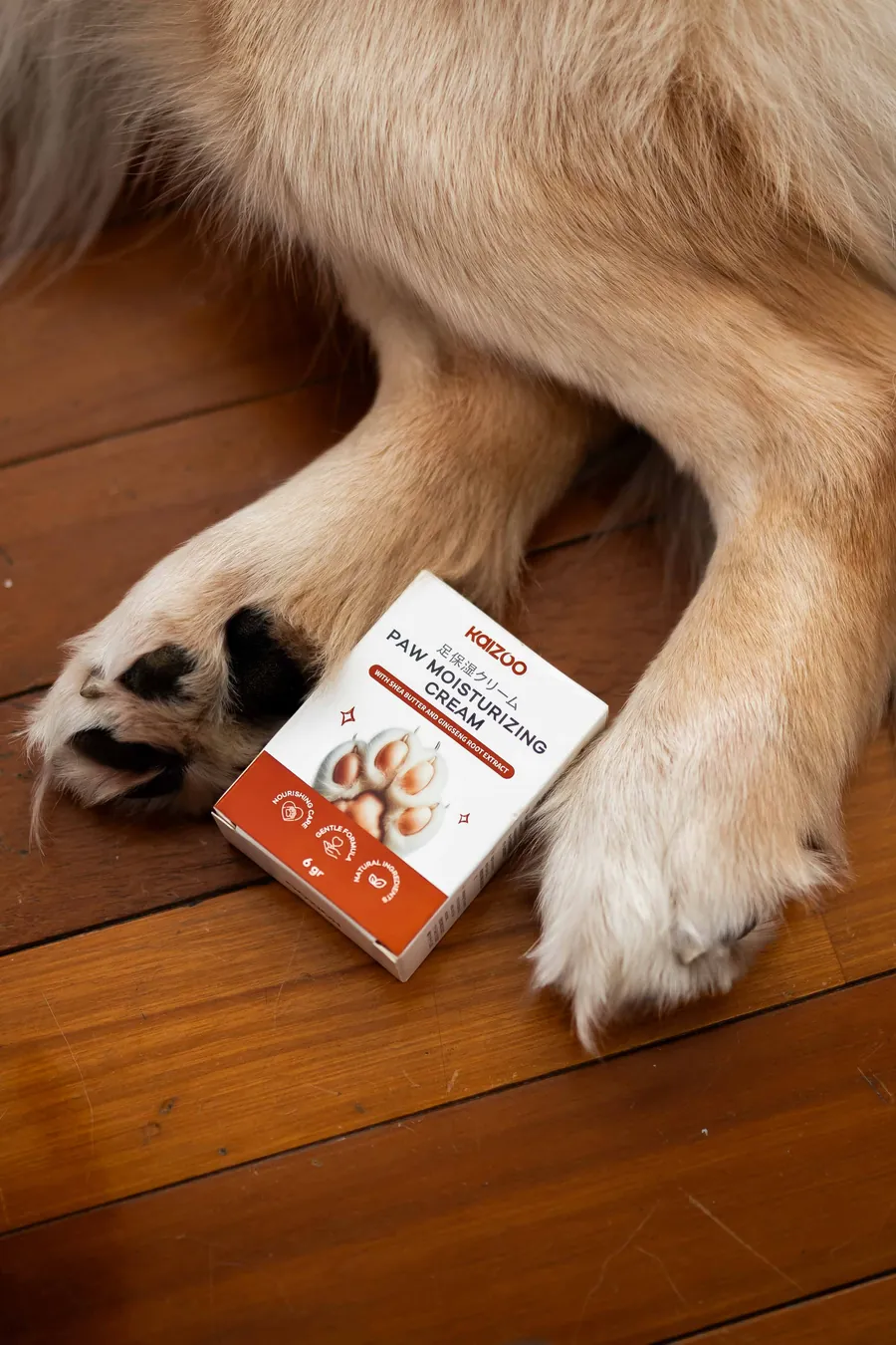 Paw Moisturizing Cream Kaizoo di samping kaki anjing